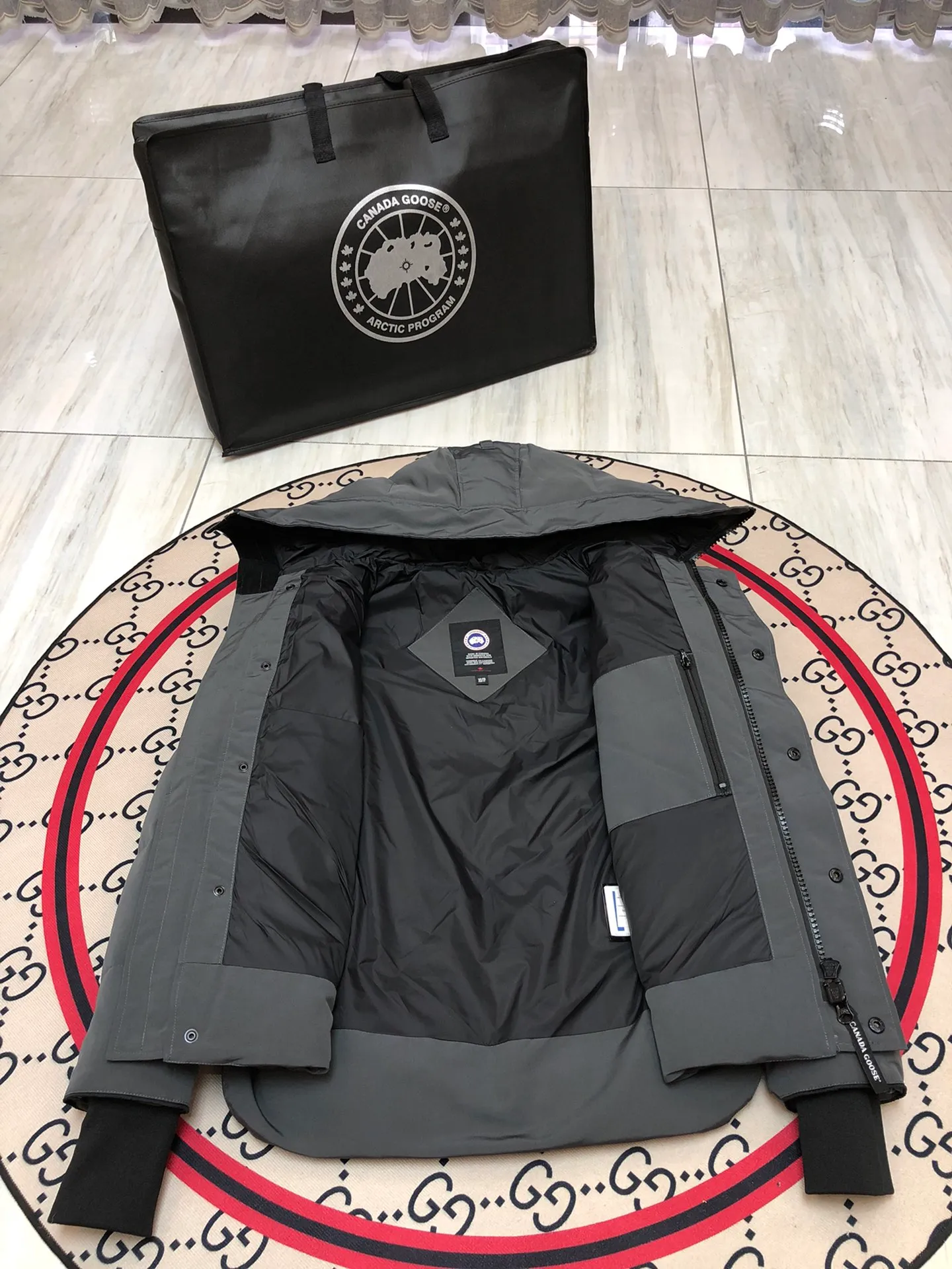 P640 Canada Goose MacMillan parka 17 styles for men and women, short style without fur collar, Arctic and Antarctic scientific expedition teams and others choose Canada Goose as their winter wear, the Rolls-Royce of down jackets. ➖ Industry-leading anti-counterfeiting chip sensing. ➖ Imported Behringer embroidery machines and customized embroidery labels, the highest level and industry leading. ➖ Imported Korean 21-count polyester-cotton blended original fabric, TC85 waterproof coated fabric, water-repellent, windproof and wear-resistant. ➖ The new national standard 80 white duck down is filled with an average of 520 grams of down. The amount of down filled is industry-leading. ➖ 100% nylon lining with double double-layer sealing design to prevent velvet running, and seamless thread design on the cuffs! ➖ Western Canadian Green Wolf Collar. ➖ Yoshida YKK provides original factory-customized electroplated sliders. YKK two-way lockable zippers are tight and smooth and do not peel off paint. ➖ 3M composite Velcro is durable and the accessories and hardware are all custom-made. Note: Our copywriting is only simple and clear. Instead of bragging about the copywriting, it is better to compare and understand with samples. Only for the purest goose, the most dedicated, the most professional, the highest quality, the highest cost performance! Color: green gray red off-white navy black SIZE: S-XXL [with size chart]